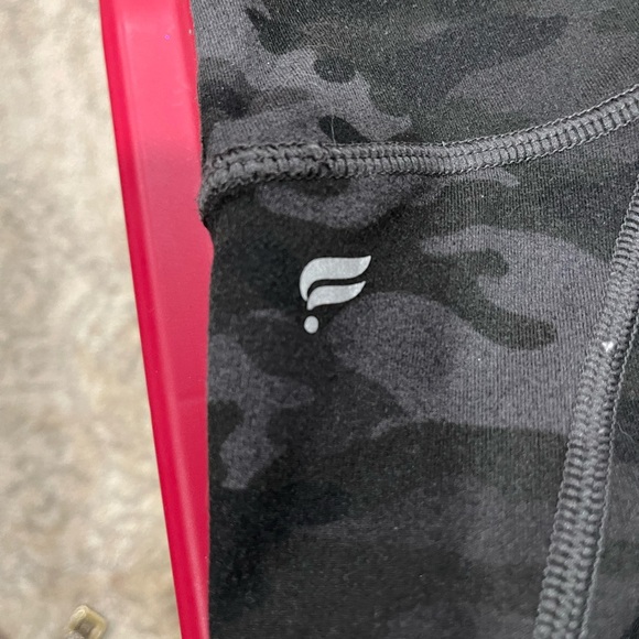 Fablectics  Camo Print Leggings medium Fabletics. So soft , comfy too - Picture 6 of 9